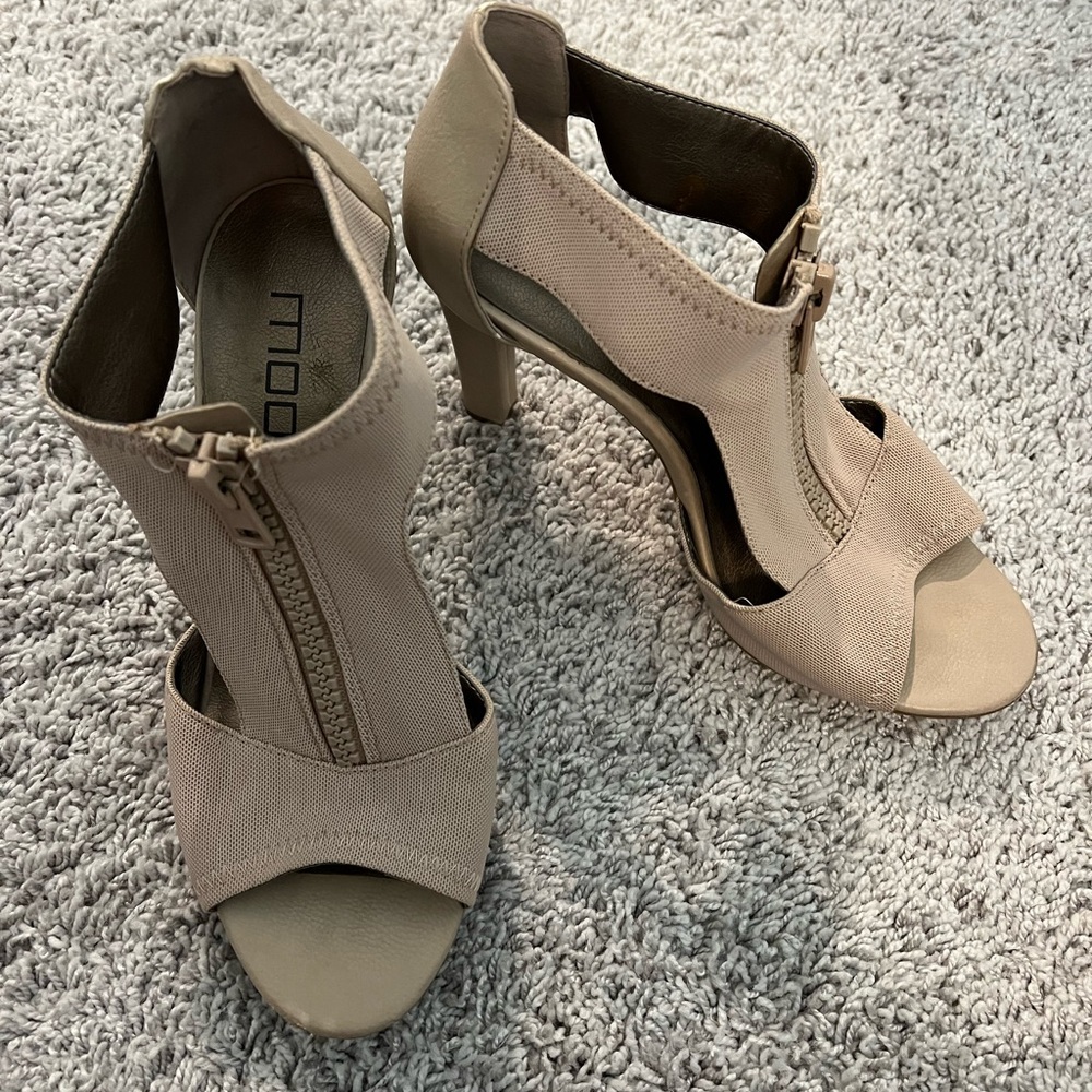 Moda nude heels with zipper feature